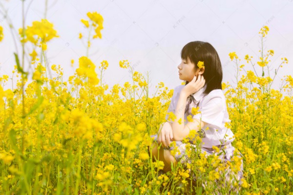 Song Yuxi sat beside Lin Wanbai with a face of anger and high heels, picked up a glass of cold and poured it directly into her white pants.